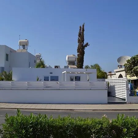 Makronissos * איה נאפה